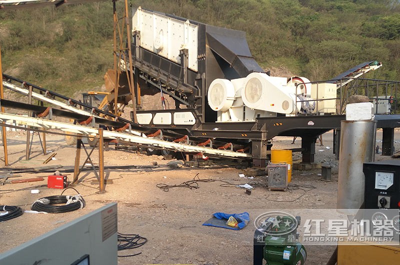 轮胎移动颚式破碎站现场